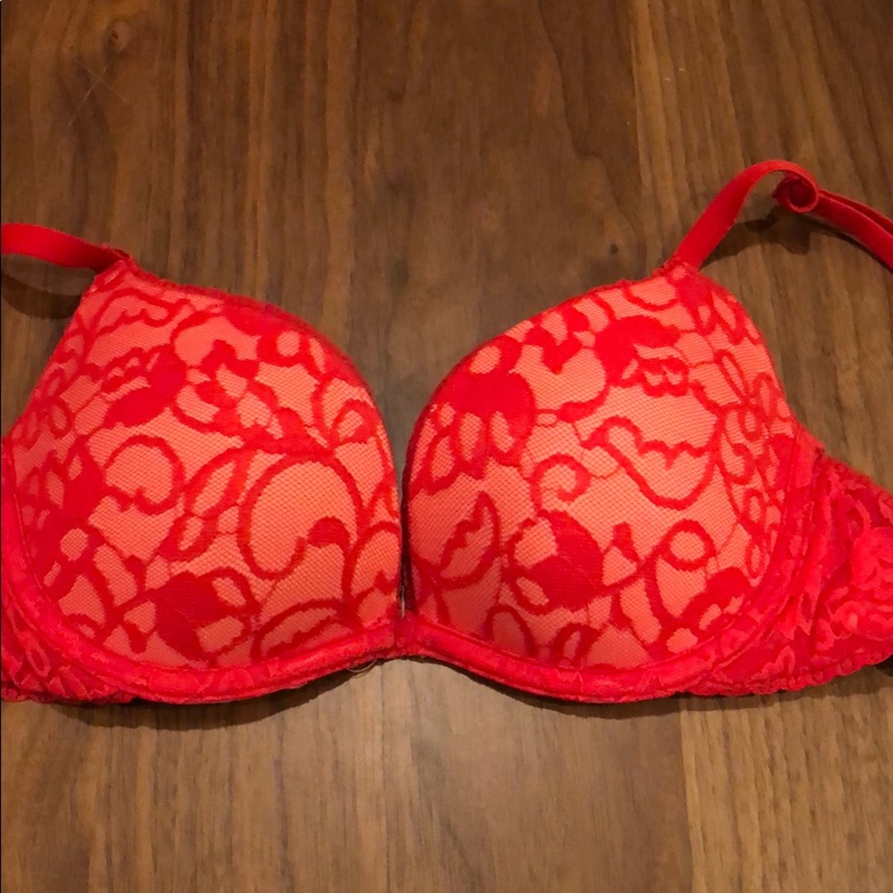 Victoria’s Secret red lace push-up bra ❤️